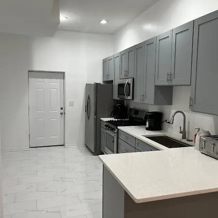 Adorable 2 Bedroom Apartment With Free Street Parking
